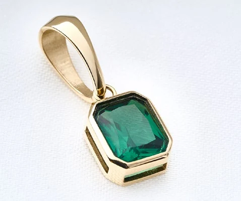 Dije Jade: detalle verde rectangular en un marco dorado